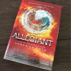 Allegiant by: Veronica Roth hardback book